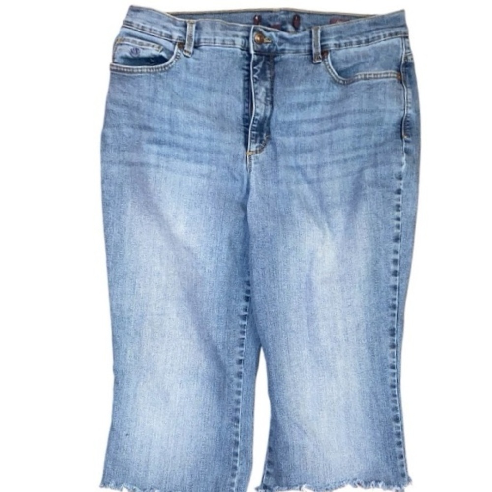 GLORIA VANDERBILT Capri Denim Jeans Light Blue Frayed Hem Knee Length Size 14